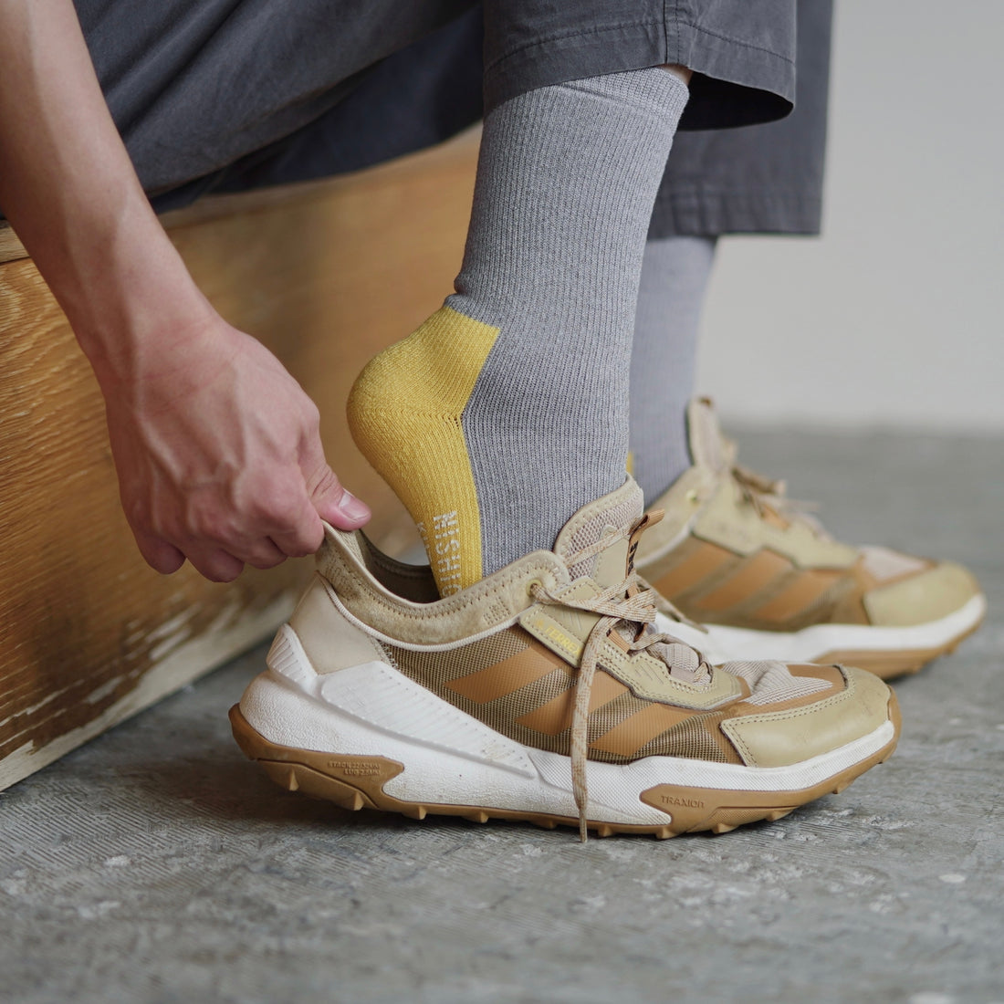 Nishiguchi Kutsushita Wool Pile Trail Socks - Grey and Yellow