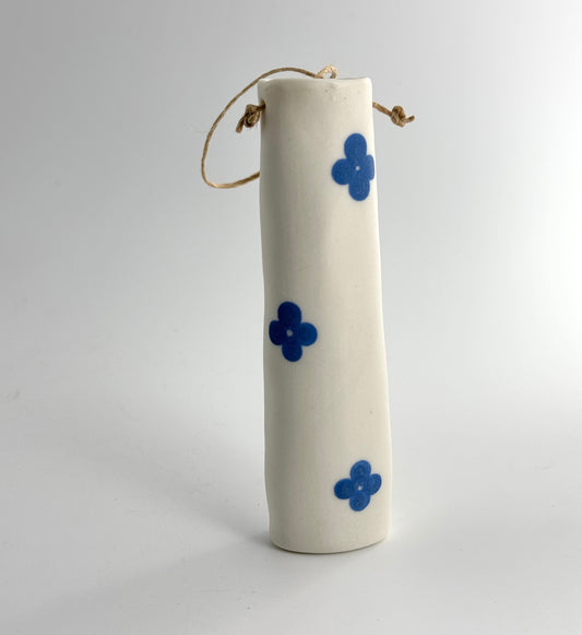 Illy's Wall hanging tube vase - Blue flowers